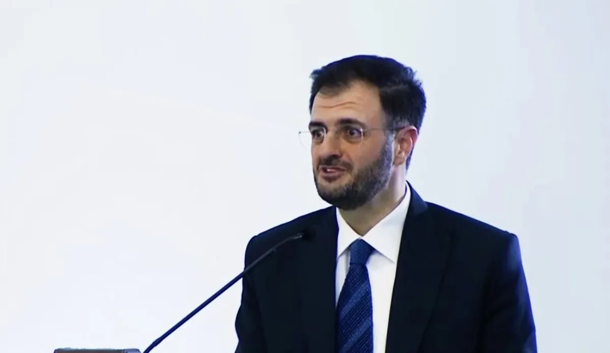 وزير الاتصالات يكشف عن خطط لتحسين الإنترنت ومواجهة الحسابات الوهمية الطائفية