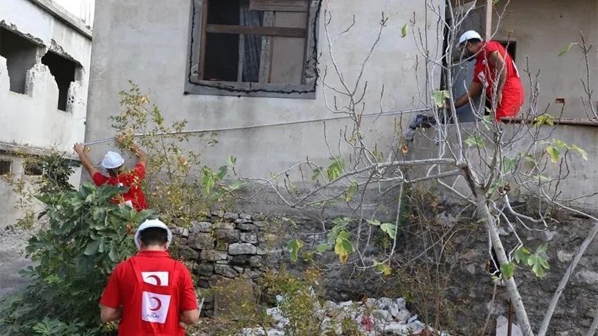 استجابة لمناشدة طفل سوري: الهلال الأحمر التركي يعيد ترميم منزل مدمر في اللاذقية