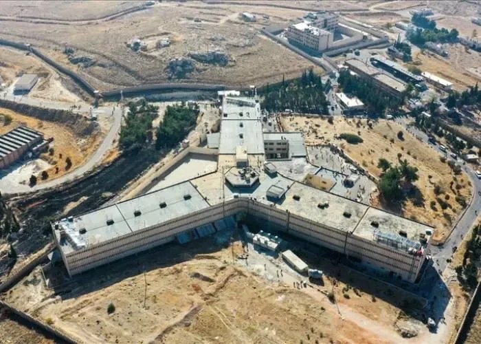 خطر يتربص بسجن صيدنايا: وثيقة تكشف عن 12 حقل ألغام مفقودة الخرائط