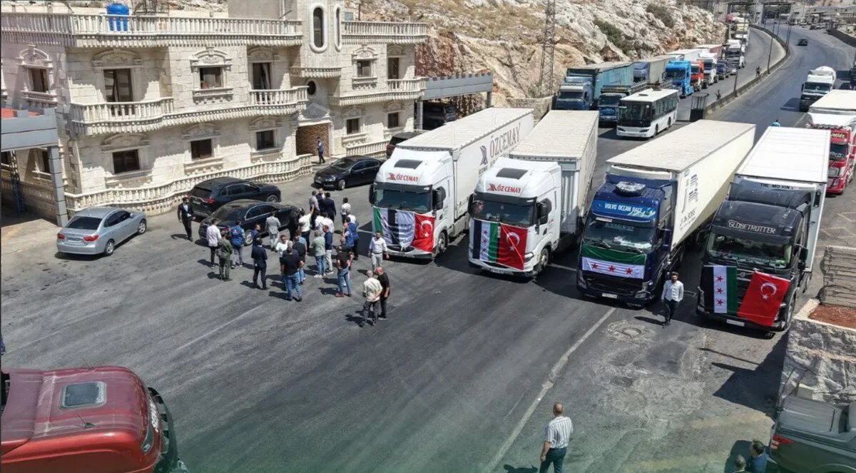 بعد 15 عامًا من التوقف: انطلاق أول قافلة ترانزيت بين سوريا وتركيا عبر معبر باب الهوى