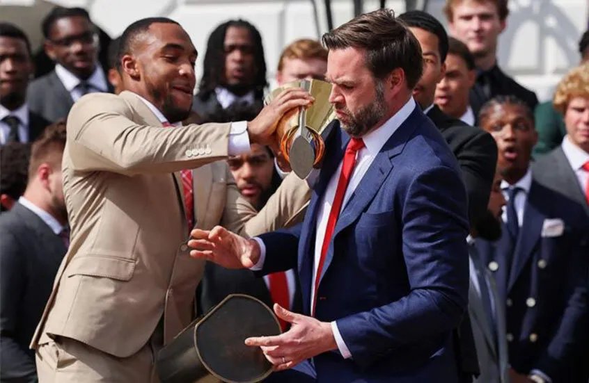 لحظة محرجة في البيت الأبيض: نائب الرئيس الأمريكي يحطم كأس بطولة جامعية مرموقة!