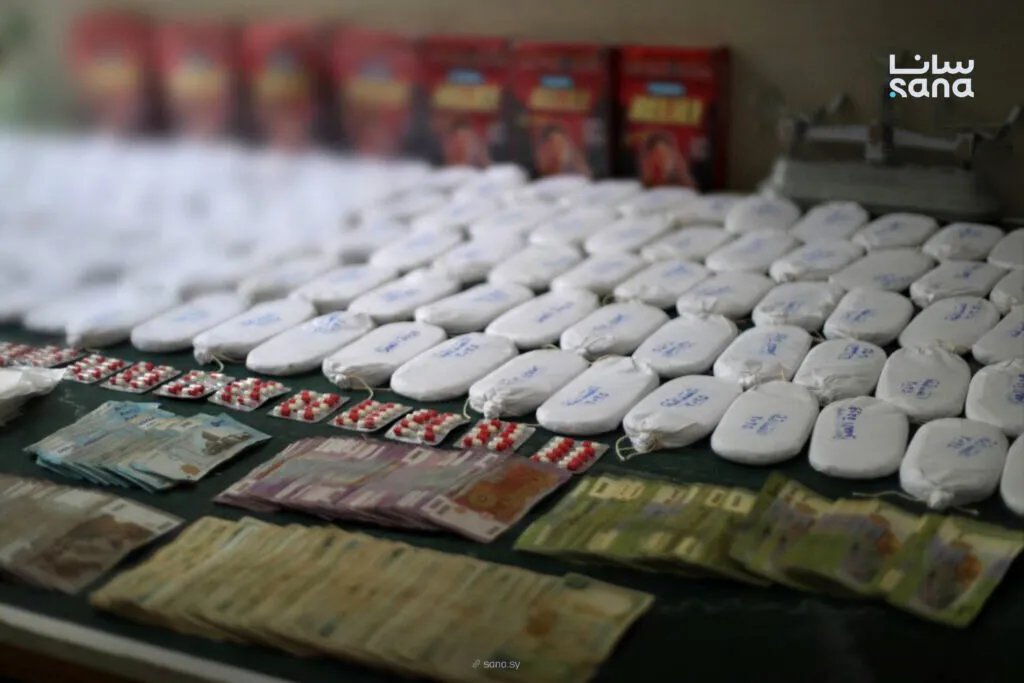 دير الزور: القبض على مروج مخدرات وبحوزته كمية كبيرة من الحشيش والحبوب المخدرة في البوكمال