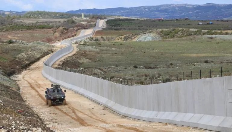 السلطات التركية توقف 14 سورياً في هاتاي بتهمة الدخول غير القانوني