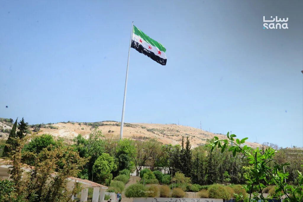 العلم السوري: رمز الوحدة الوطنية وتحولات سياسية عبر الدساتير والتاريخ