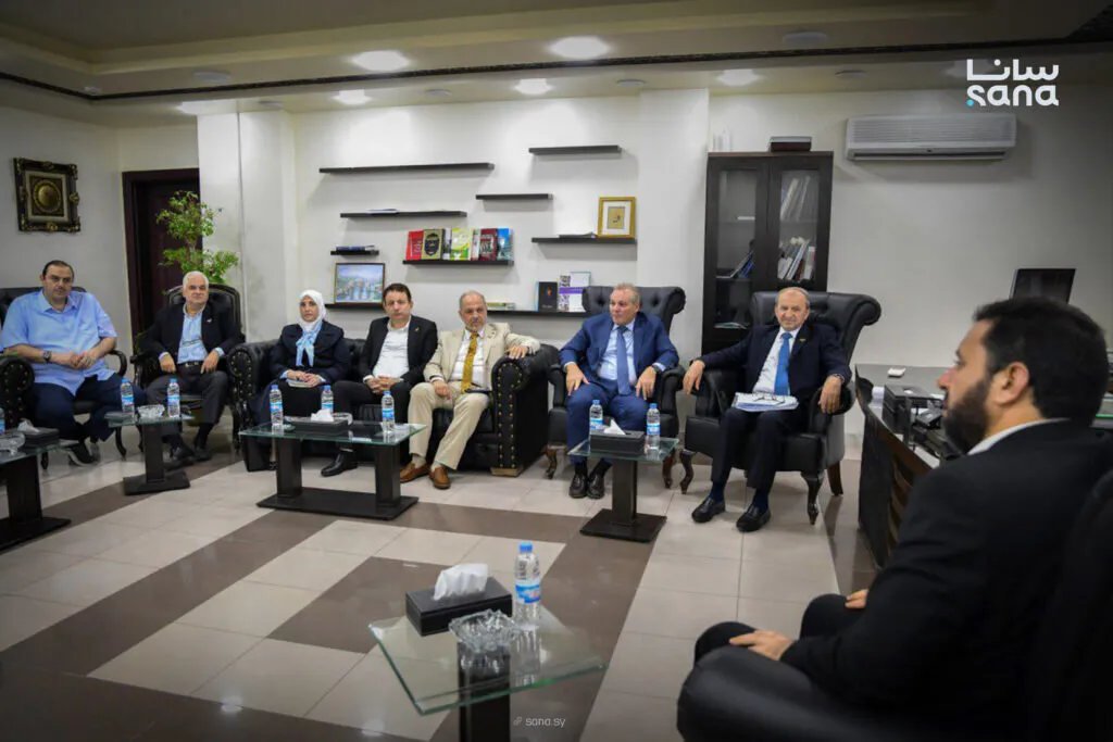 وزارة الاقتصاد والصناعة تبحث مع صناعيي دمشق آليات دعم الإنتاج وحماية المستهلك