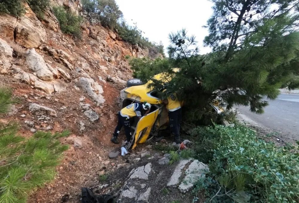 مأساة في ريف حماة: مصرع 4 شبان وإصابة 9 في حادث سير مروع