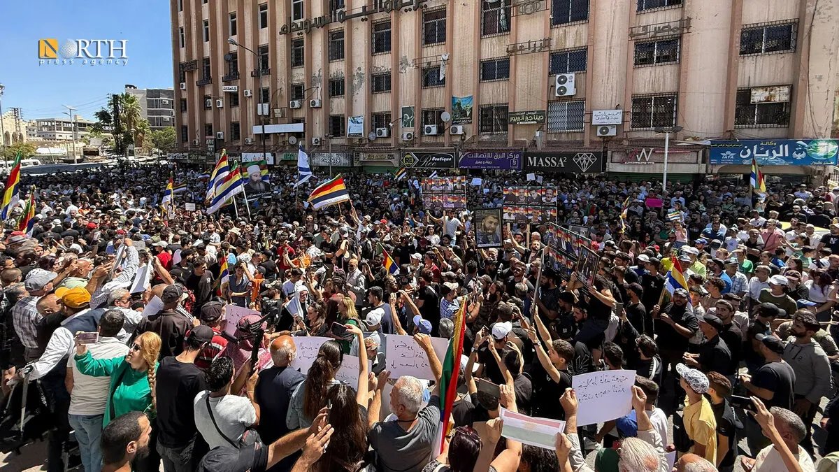 السويداء: مظاهرة حاشدة تطالب بتقرير المصير والاستقلال الذاتي