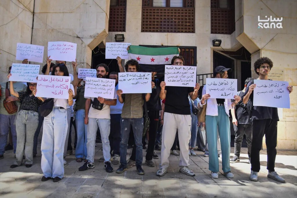 طلاب معهد الفنون المسرحية بدمشق يحتجون على تردي الأوضاع الأكاديمية والإدارية