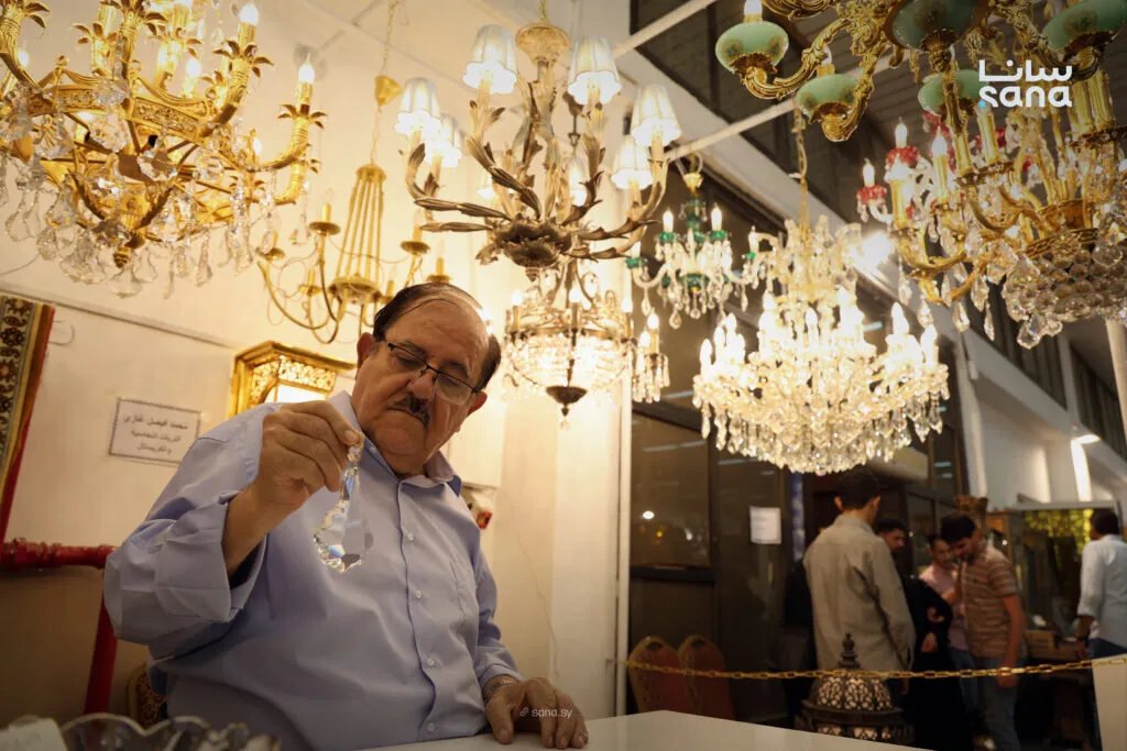 الفن العجمي الدمشقي: إبداع يزين معرض دمشق الدولي بأيادٍ ذهبية