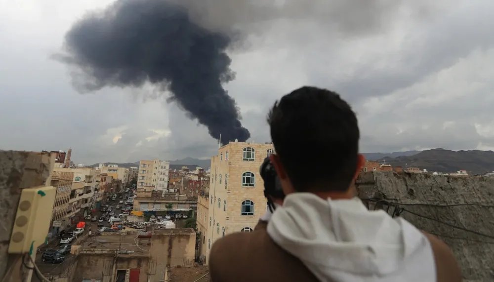 الحوثيون يعلنون عن مقتل رئيس حكومتهم ووزراء في قصف إسرائيلي على صنعاء