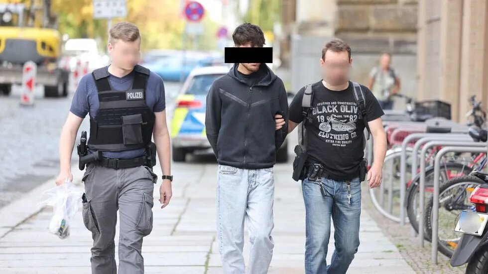 الشاب السوري المتهم بطعن أمريكي في دريسدن يسلم نفسه للشرطة الألمانية بعد حملة بحث مكثفة