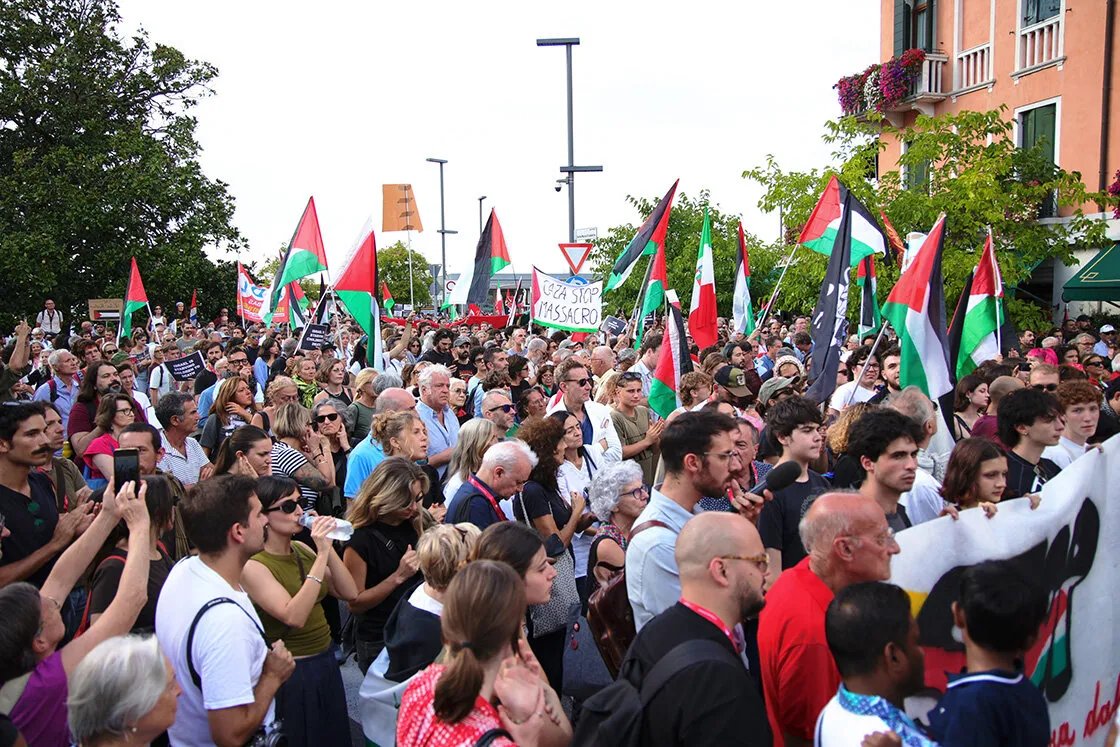 تضامن سينمائي: مسيرة حاشدة في مهرجان البندقية دعماً لفلسطين