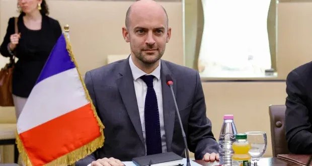 أزمة دبلوماسية متصاعدة: فرنسا تهدد الجزائر بعواقب وخيمة بعد طرد دبلوماسييها