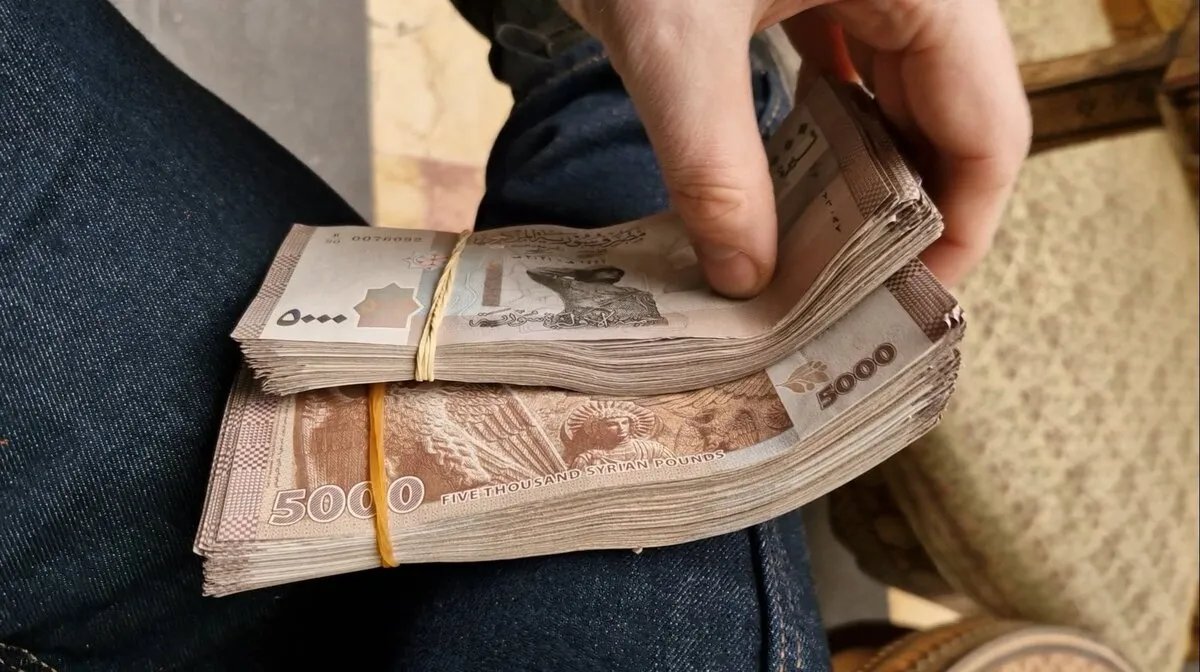 تحديث فوري: أسعار صرف الدولار واليورو والذهب مقابل الليرة السورية في السوق السوداء اليوم الأحد 31 أغسطس 2025