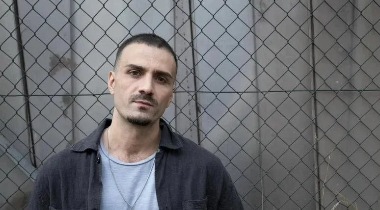 مصطفى الدباس: صحفي سوري مثلي يروي تجربته في المنفى ويكشف "سوريا لم تكن وطني"