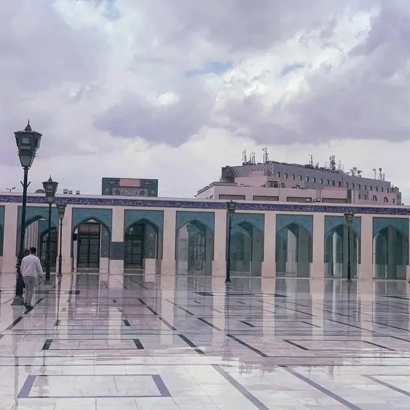 أول فوج سياحة دينية من البحرين يصل مقام السيدة زينب في ريف دمشق عبر معبر نصيب