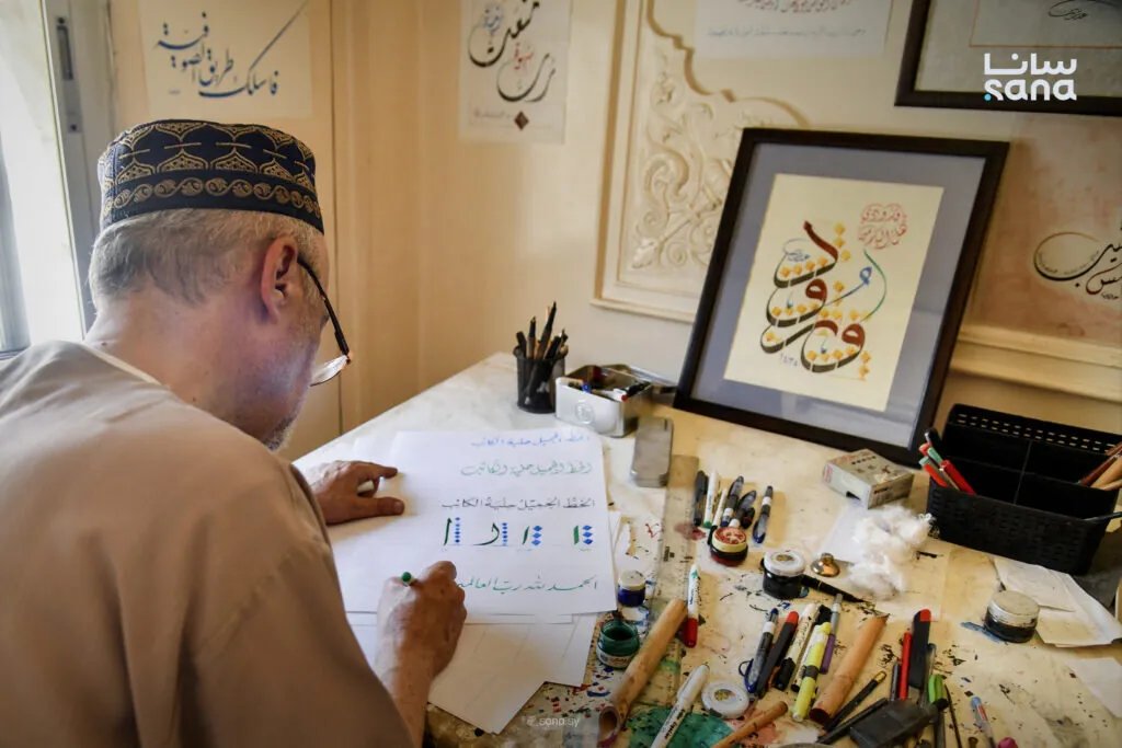 عدنان الشيخ عثمان: رحلة خطاط سوري من حمص إلى العالمية