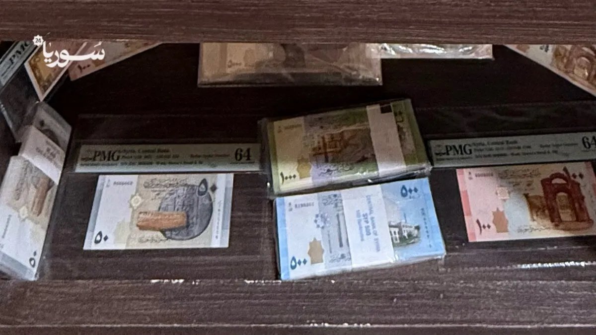 تدهور مستمر: الليرة السورية تسجل انخفاضاً جديداً أمام الدولار وسط تقلبات حادة في السوق