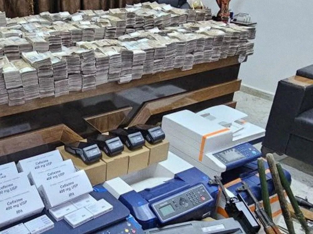 الأمن الجنائي يستعيد أسلحة وأموالاً مسروقة خلال فترة تحرير سوريا