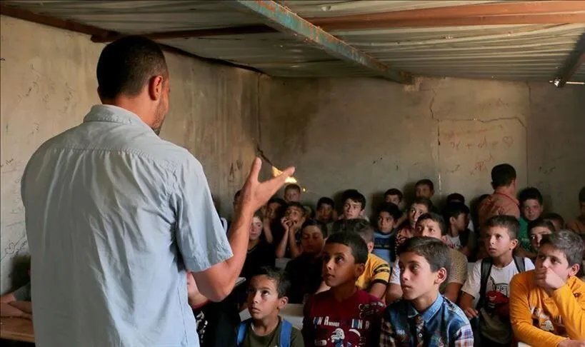 أزمة رواتب تهدد آلاف الأسر: معلمو الشمال السوري بلا أجور منذ شهرين ومصير مجهول