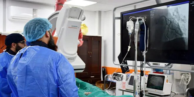 حملة "شفاء" تقدم قثاطر وشبكات قلبية مجانية في مشفى الوليد بحمص: أكثر من 90 طبيباً سورياً من ألمانيا يشاركون