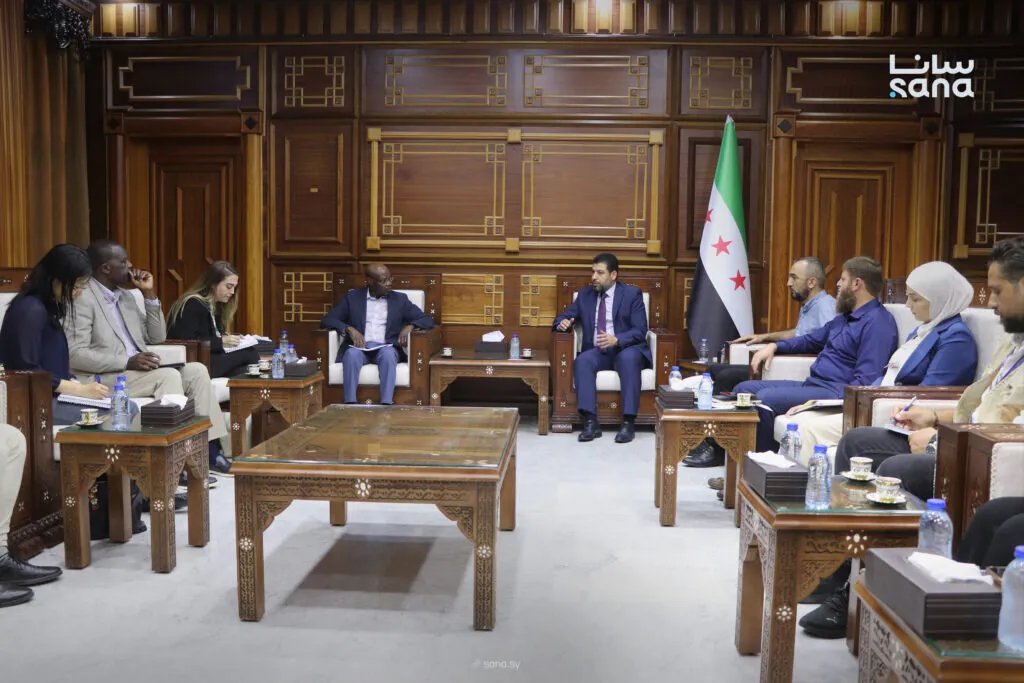 محافظ اللاذقية والمنسق الأممي يبحثان تعزيز الدعم لعودة المهجرين وتنفيذ مشاريع التعافي المبكر