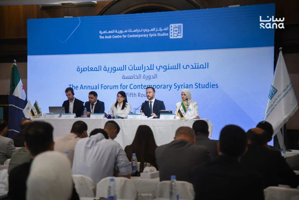 منتدى المركز العربي يناقش مستقبل سوريا: الحوكمة، إعادة الإعمار، والدولة