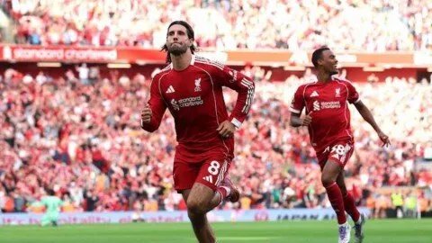 ليفربول يحسم قمة الدوري الإنجليزي بفوز صعب على أرسنال