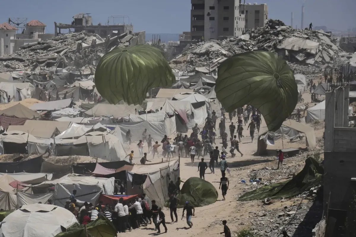 ترمب يدرس خطة لوضع غزة تحت «وصاية أميركية» وقصف إسرائيلي متواصل