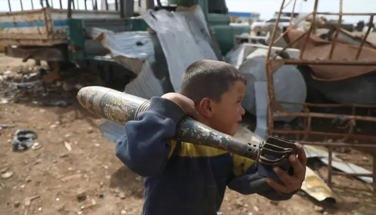 مأساة في ريف حمص: طفل يلقى حتفه بانفجار مخلفات الحرب وآخر مصاب