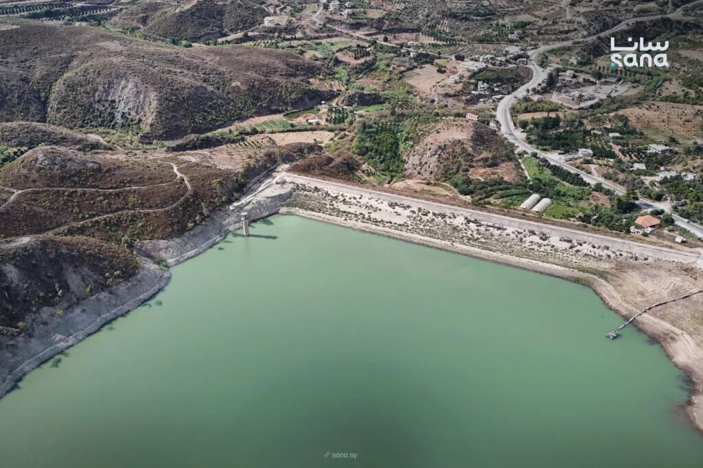 سد بلّوران في اللاذقية: مورد مائي حيوي ووجهة سياحية واعدة رغم تحديات الجفاف