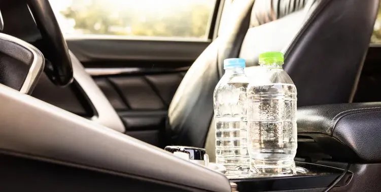 تحذير من دراسة صينية: زجاجات المياه البلاستيكية في السيارات تهدد صحتك