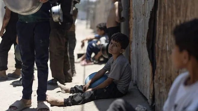 الأونروا تحذر: انهيار وشيك للعمل الإنساني في غزة وسط تفاقم الأوضاع