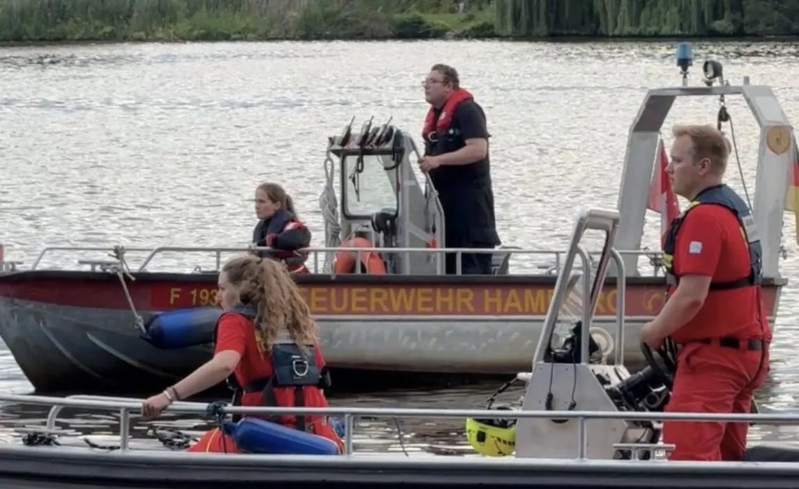 مأساة في هامبورغ: وفاة غرقاً في نهر ألستر وعمليات بحث مكثفة عن مفقودين