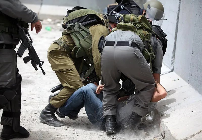 الضفة الغربية: قوات الاحتلال تعتقل ستة فلسطينيين وتهدم منزلاً وتزيد القيود