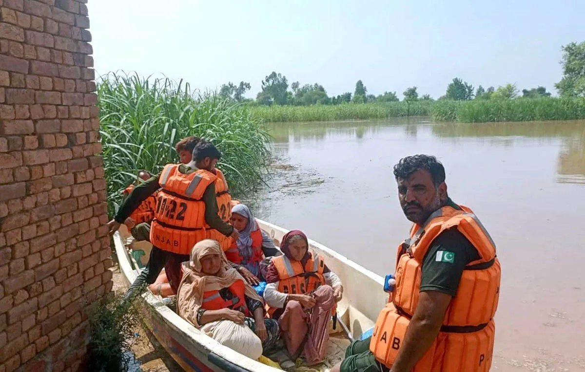 فيضانات مدمرة في باكستان تودي بحياة 33 شخصاً وتشرّد مئات الآلاف