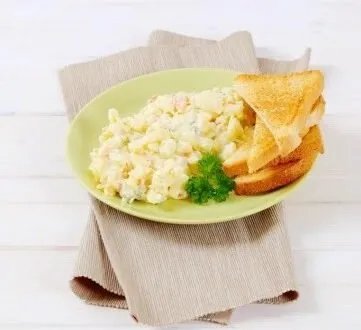 وصفة شهية: البيض المقلي بالجبنة القريش لإفطار مميز