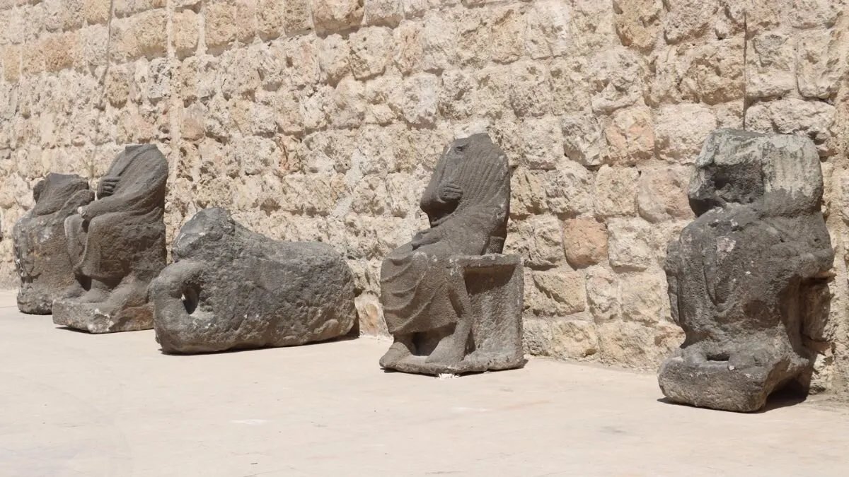 حلب: نقل قطع أثرية ثمينة إلى الحمام العثماني في منبج لحمايتها وعرضها مستقبلاً