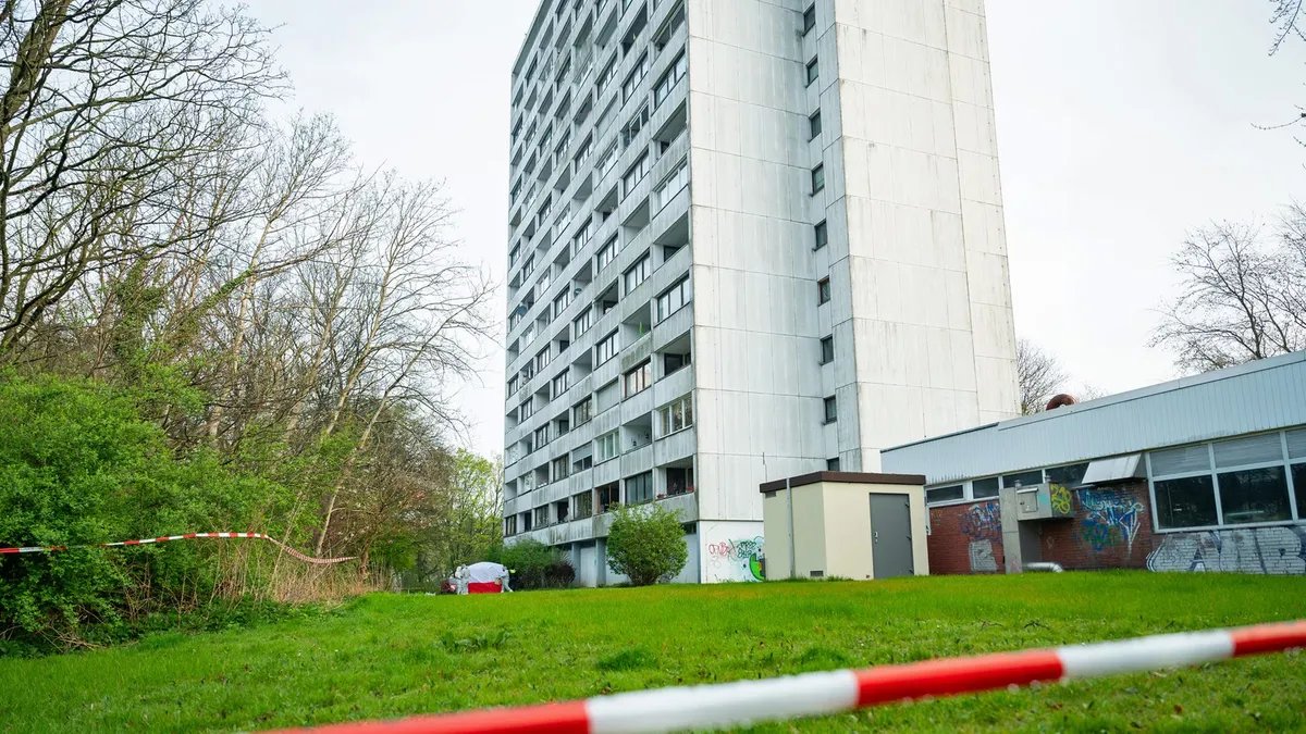 هامبورغ: مقتل مراهق في ظروف غامضة بعد سقوطه من شرفة.. والشرطة تحقق في ملابسات الحادث