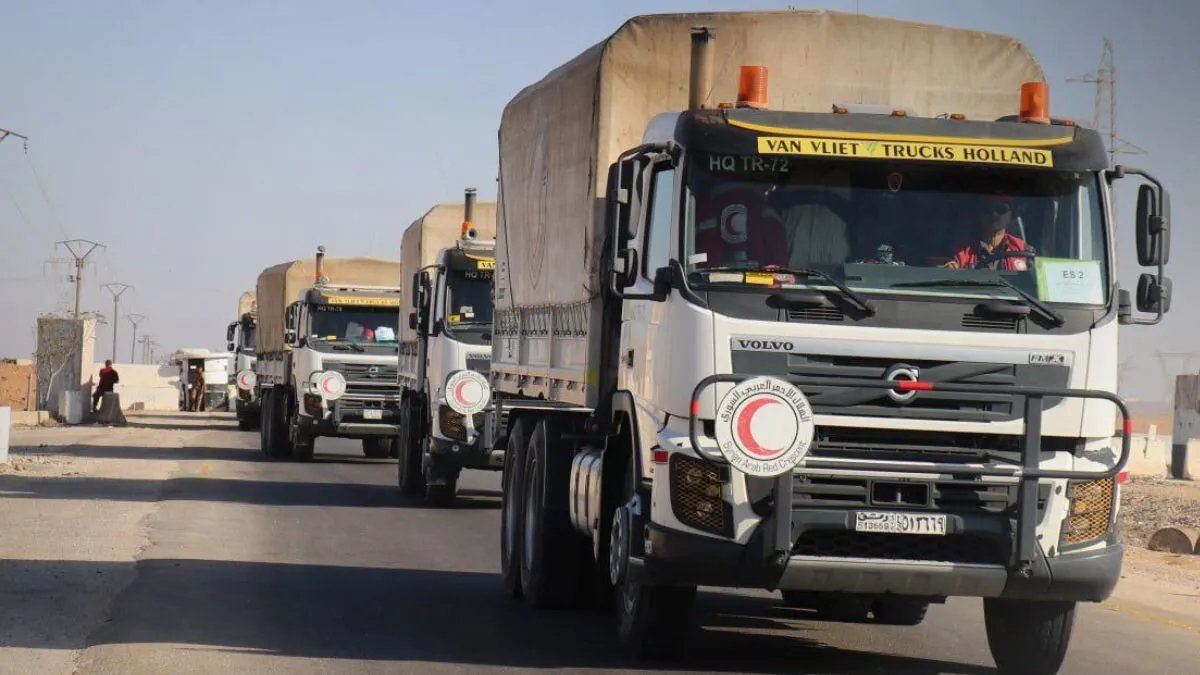 وصول قافلة مساعدات إنسانية إلى السويداء عبر طريق دمشق وسط إجراءات أمنية مشددة