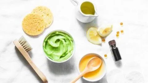 بشرة متألقة في دقائق: خلطات طبيعية سريعة وسهلة لتفتيح البشرة