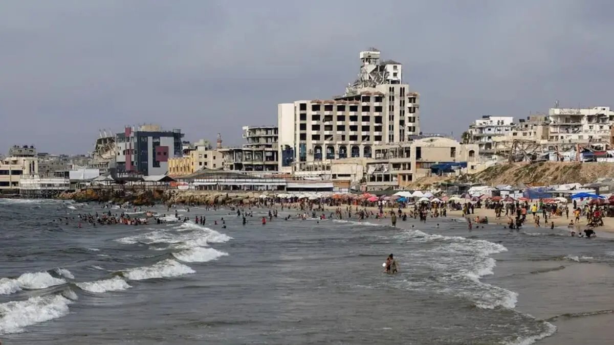 خطة ترامب لـ"ريفييرا غزة": حوافز وإغراءات مقابل تهجير.. والقانون الدولي يحذر