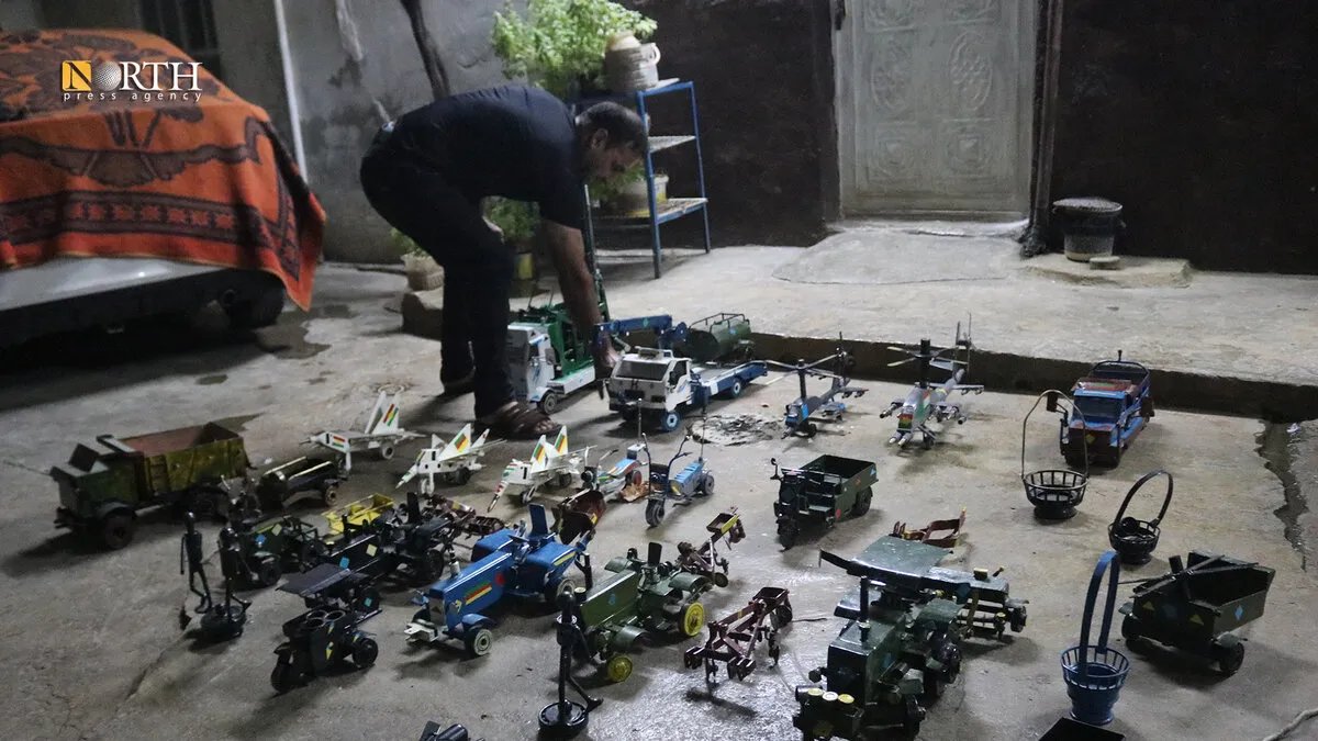 من الخردة إلى تحف فنية: شاب من كوباني يحول المعادن إلى نماذج مصغرة لآليات وطائرات
