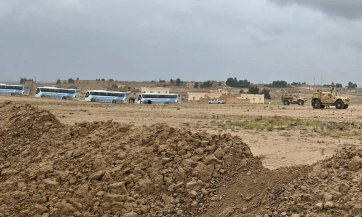 استمرار إجلاء العراقيين من مخيم الهول: دفعة جديدة تعود إلى العراق وسط إجراءات أمنية مشددة