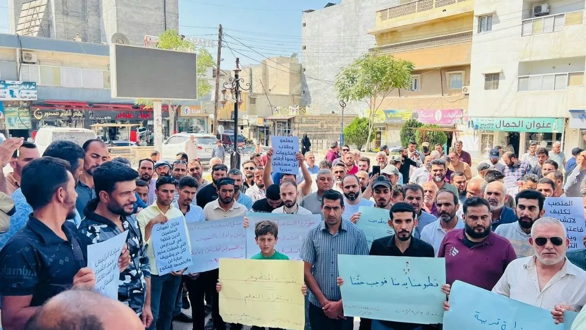 معلمو الشمال السوري ينتفضون للمطالبة بالتثبيت وصرف الرواتب المتأخرة