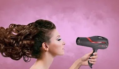 دراسة تحذر: روتين تصفيف الشعر اليومي قد يضر بصحة الرئة