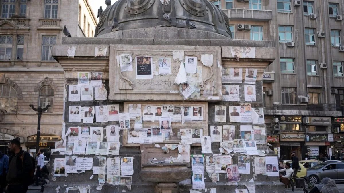 ورقة بحثية تحدد تحديات العدالة الانتقالية في سوريا وتقترح حلولًا مبتكرة