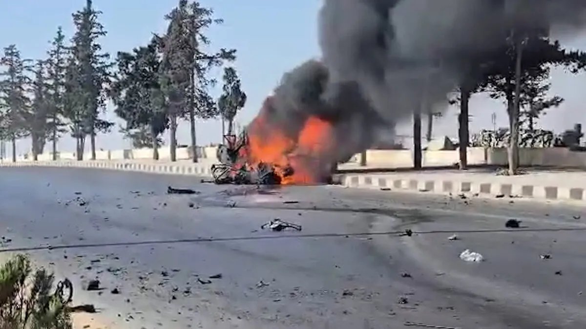 مقتل شخصين في استهداف سيارة بمسيّرة على طريق مطار حلب الدولي