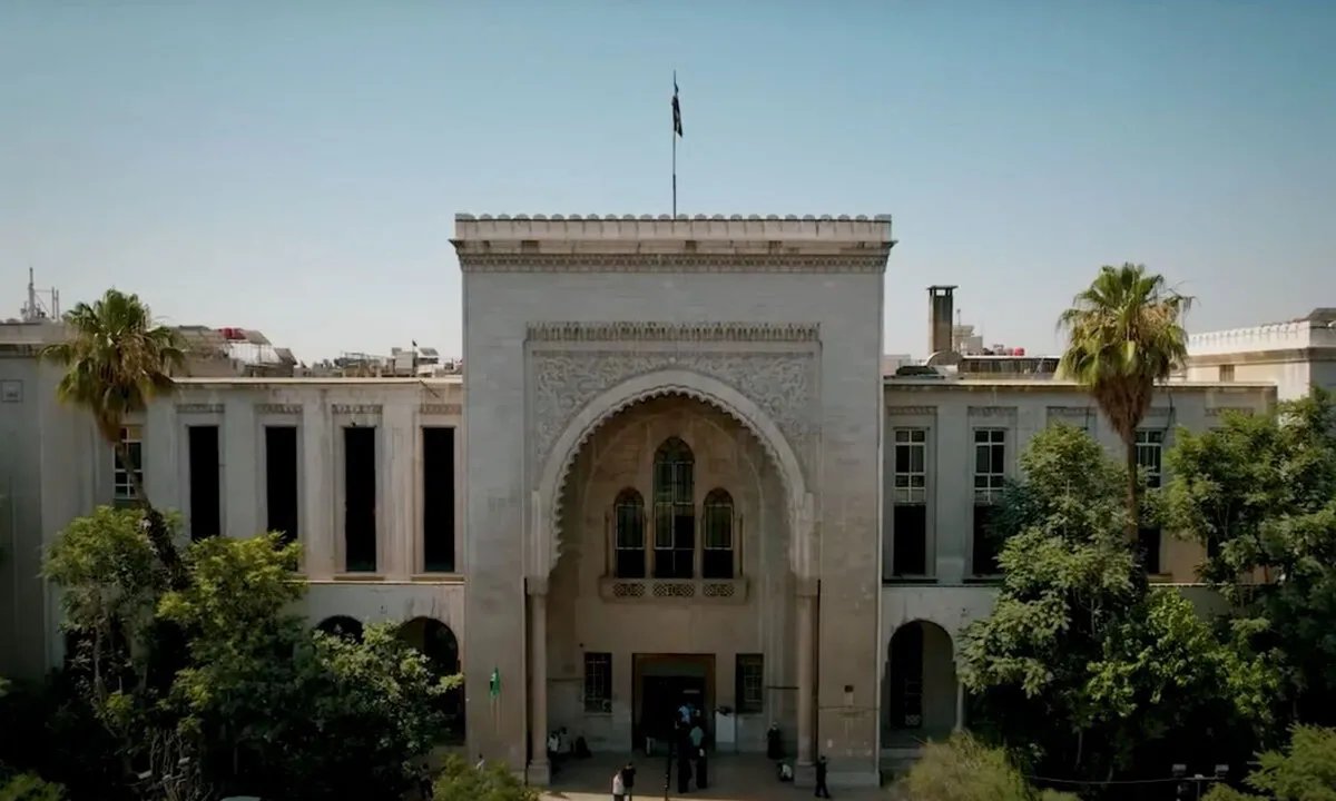 قفزة كبيرة في رواتب القضاة السوريين تصل إلى 1200 دولار بموجب مرسوم جديد