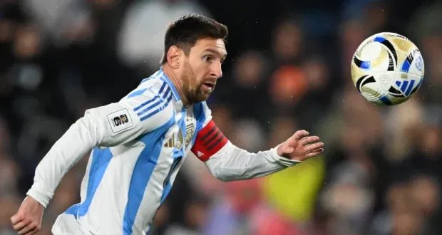 ميسي يذرف الدموع ويلمح إلى قرب النهاية: هل نشهد وداع الأسطورة في تصفيات كأس العالم؟